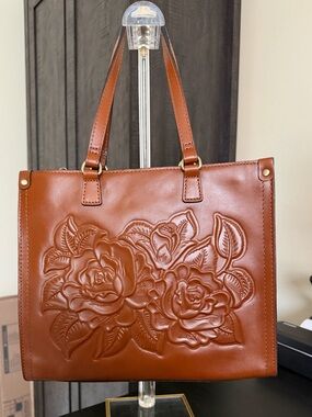 NWT Patricia Nash rose tooled Ava tote in color Tan, crossbody strap and dustbag